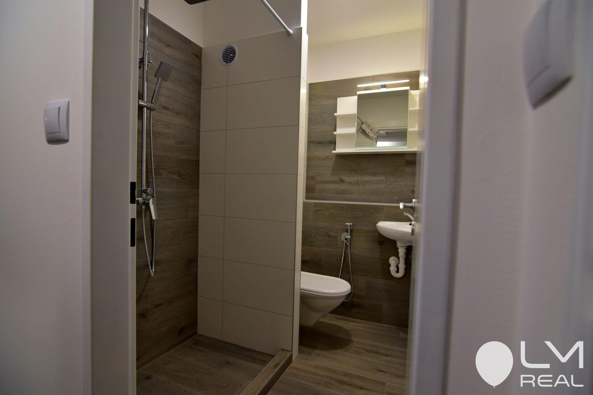 Dlouhodobý pronájem prostorného, vybaveného bytu po rekonstrukci 1+1 s balkonem i sklepem v Milevsku