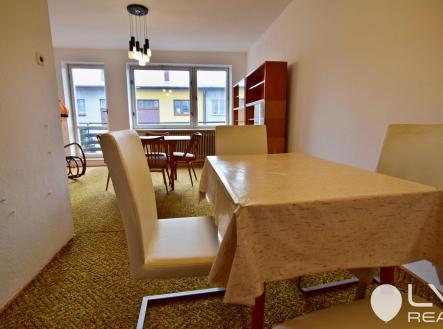 jídelna, v pozadí obývací pokoj