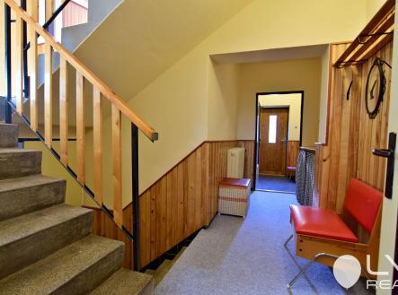 centrální schodiště, vstup se zádveřím