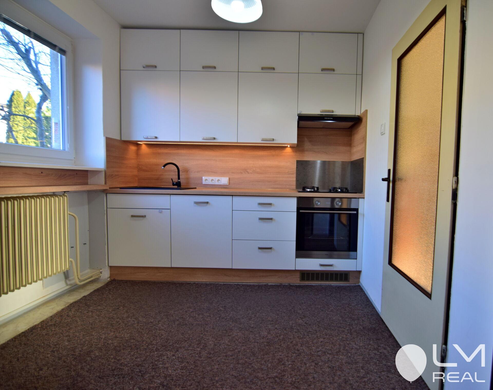 Udržovaný dům a po částečné rekonstrukci, se zahradou, garáží a parkovacím místem, Nové Město n. M.