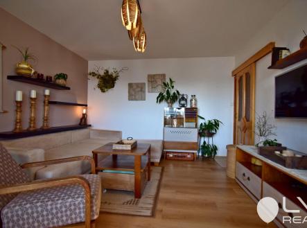 Obývací pokoj se vstupem na balkon