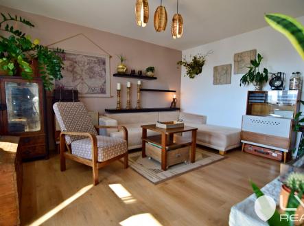 Obývací pokoj se vstupem na balkon