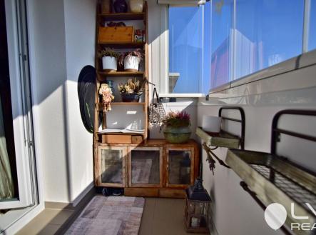 Zasklený balkon s posezením