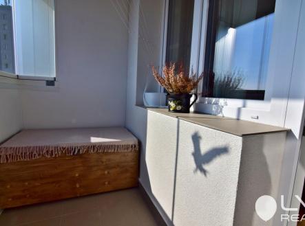 Zasklený balkon s posezením