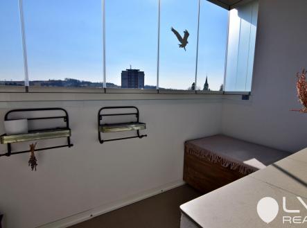 Zasklený balkon s posezením