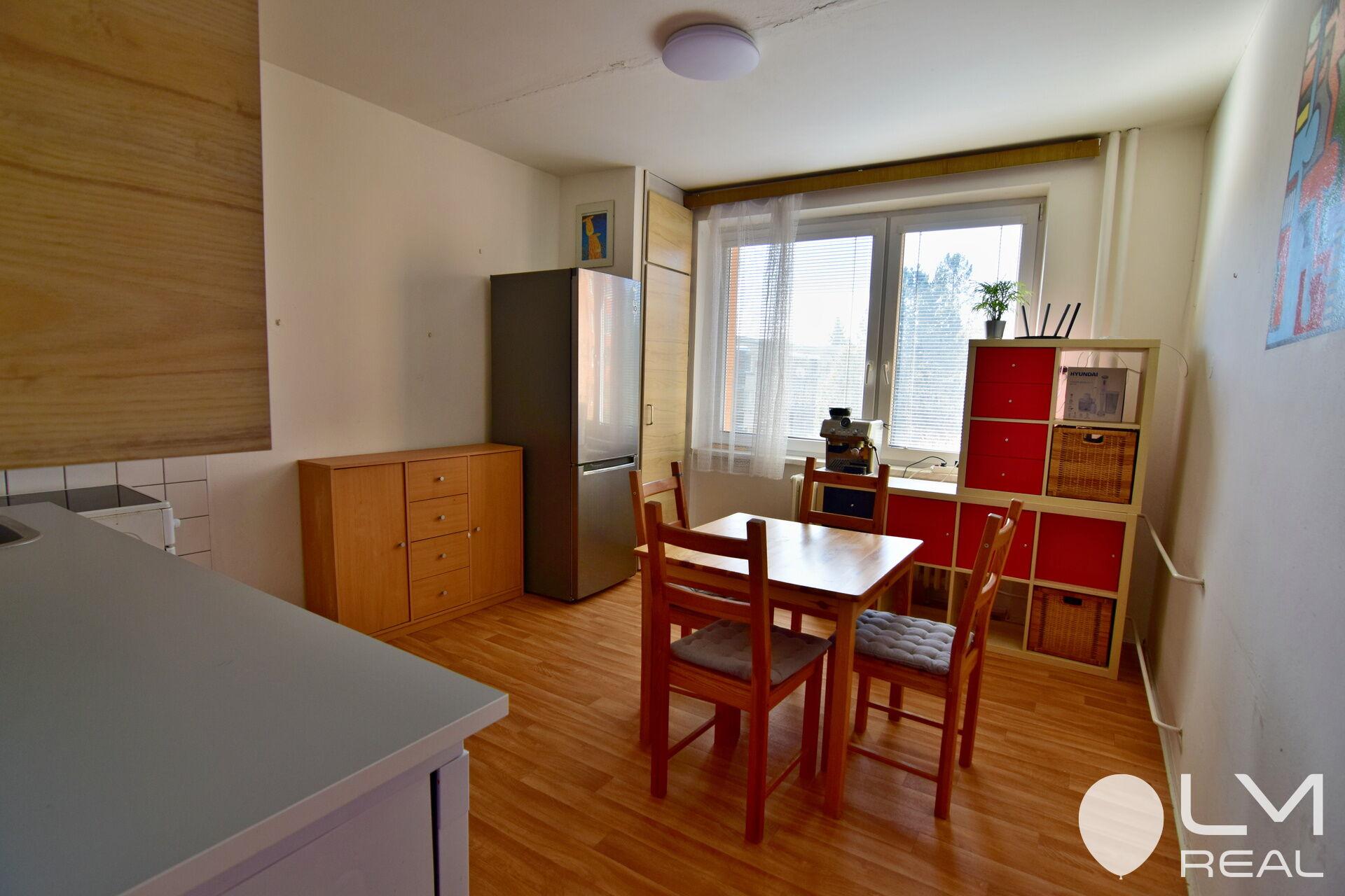 Velkorysá kuchyň vybavená spotřebiči a nábytkem