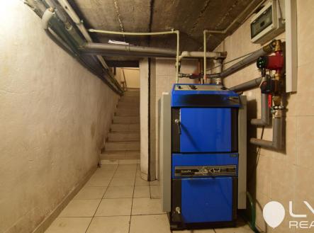 suterén - technická místnost - kotel ATOS s akumulačními nádržemi