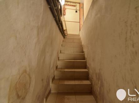 pěkné a pohodlné schodiště do suterénu