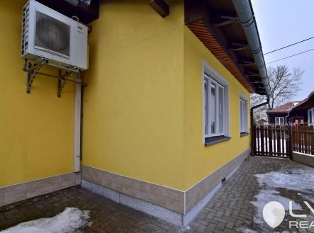 tepelné čerpadlo, dvůr před domem