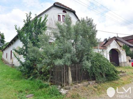 Prostorný a světlý pokoj s krbem a přímotopy