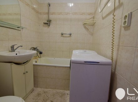 Koupelna s WC, otopným žebříkem a přípojkou na pračku