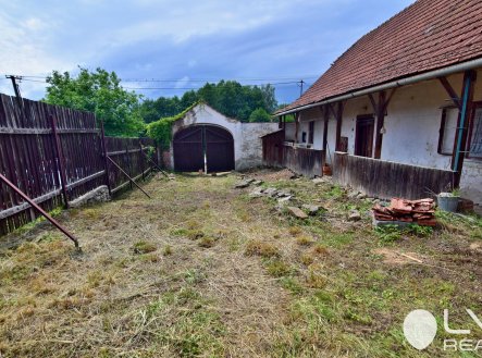 Pozemek před domem