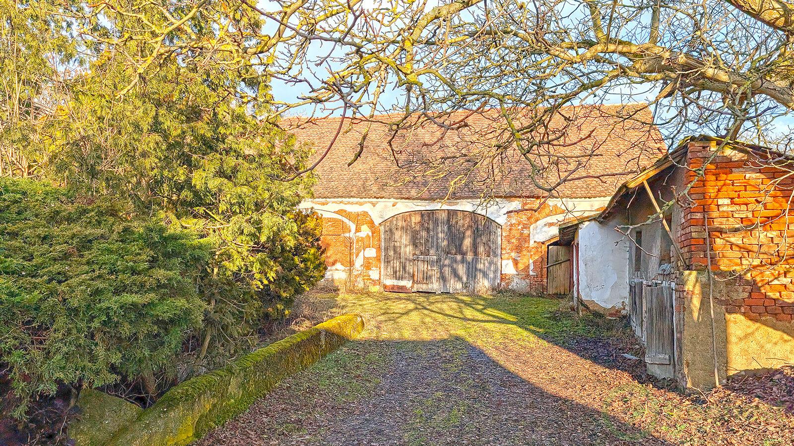 Prodej statku Rychnovek - Zvole (2 rodinné domy, hospodářská stavení)