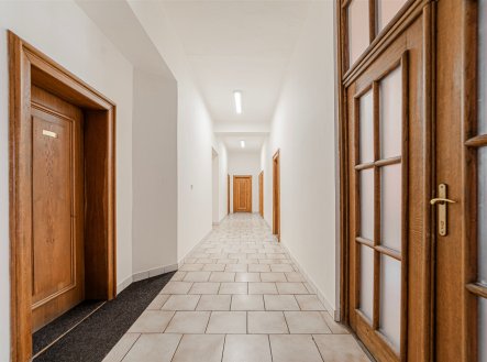 Pronájem kanceláře, 1 800 m²