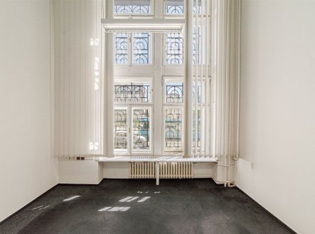 Pronájem kanceláře, 1 800 m²