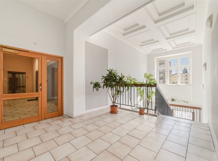 Pronájem jiné komerční nemovitosti, 1 800 m²