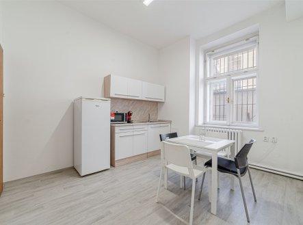 Pronájem jiné komerční nemovitosti, 1 800 m²