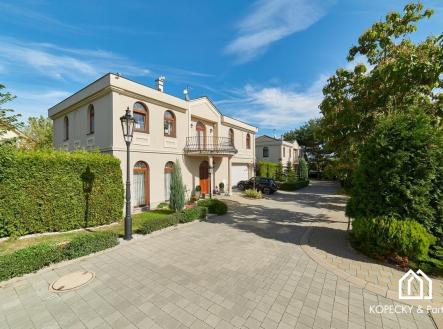 Pronájem domu/vily, 243 m²