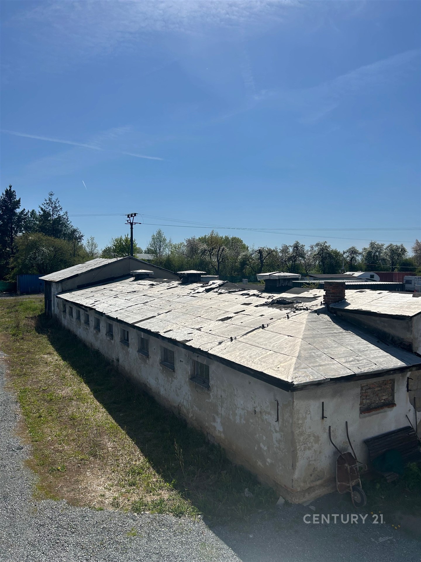 Průmyslová budova s plochou střechou, situovaná v klidném prostředí. Budova je vhodná k rekonstrukci, nabízí potenciál pro skladovací prostory.