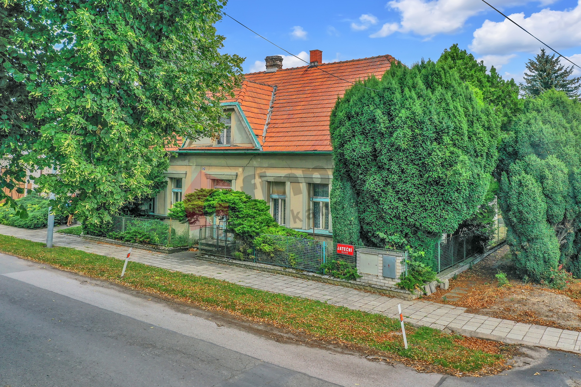 Prodej rodinného domu 5+1 s potenciálem a zahradou, v Městci Králové 