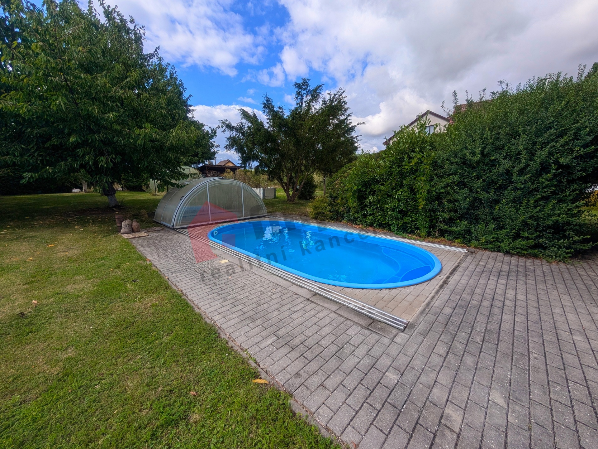 Pronájem rodinného domu 4+1 s venkovním bazénem a altánem v Chudeřicích