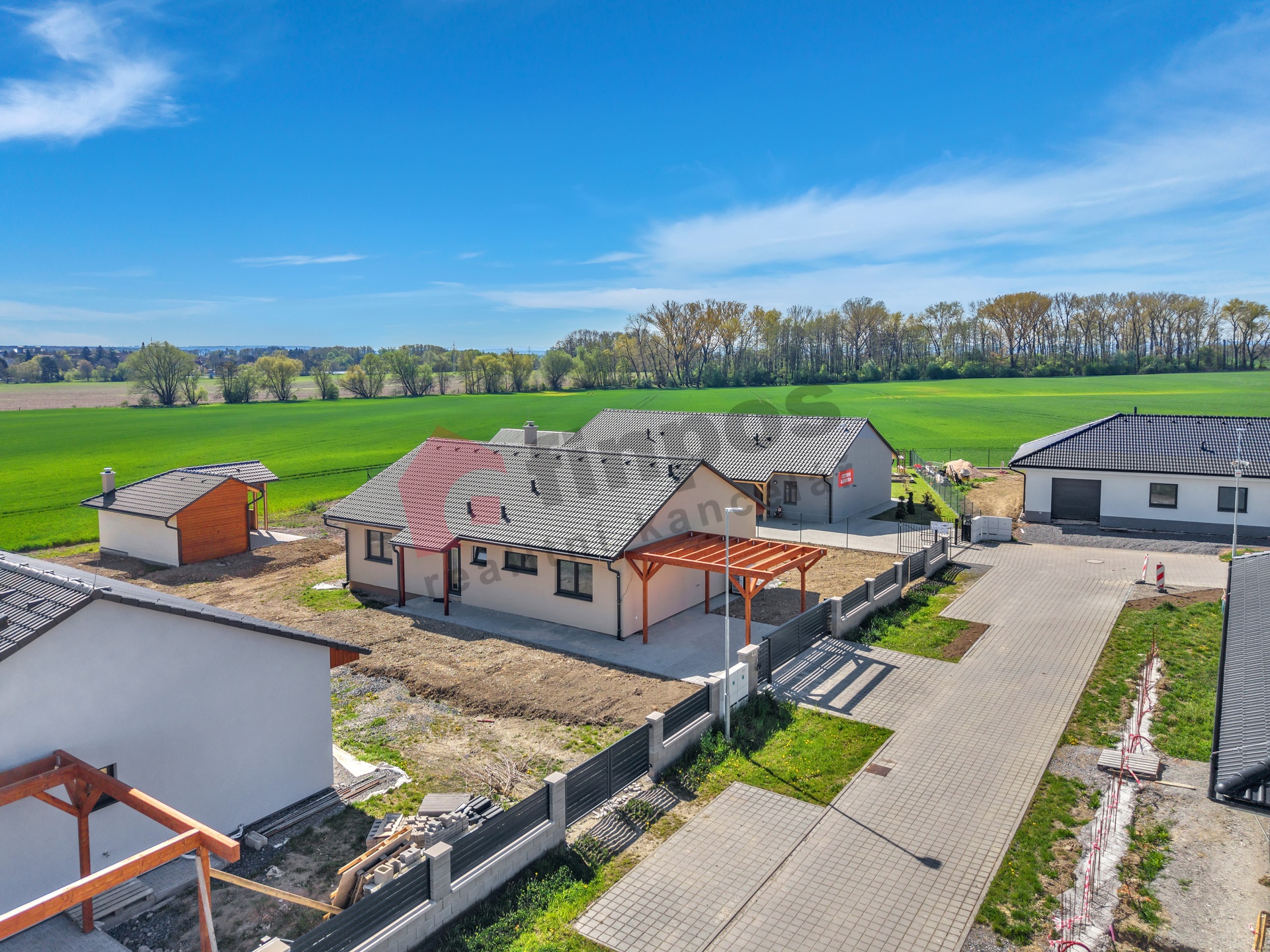 Prodej nově zkolaudovaného rodinného domu 5+kk, pozemek 882 m², Moravany