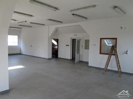 Pronájem komerčního objektu, administrativní budova, 200 m²
