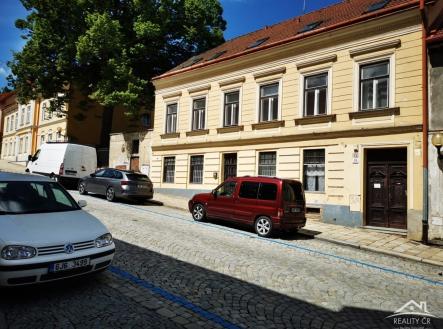 Prodej - nájemní dům, 323 m²