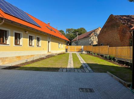 Pronájem - dům/vila, 198 m²