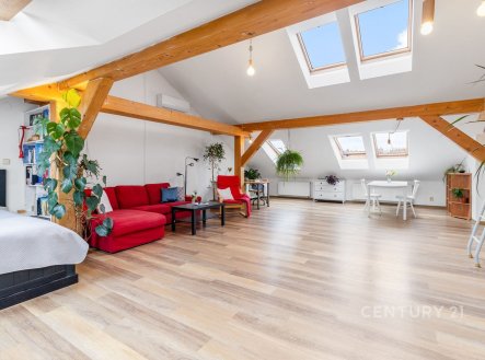 Osobitý podkrovní byt 1+1 na Smíchově – 87 m² s balkonem