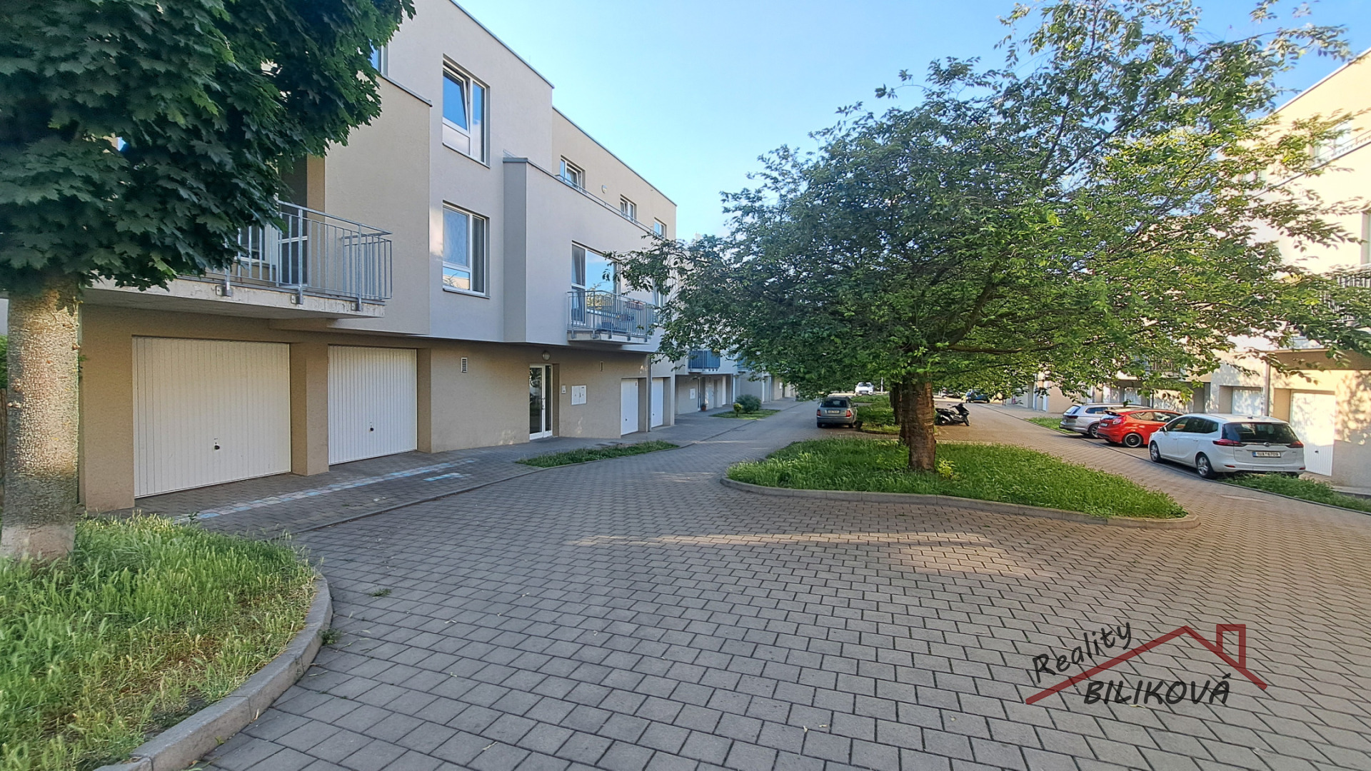 Prodej bytu 2+kk s předzahrádkou a parkovacím stáním