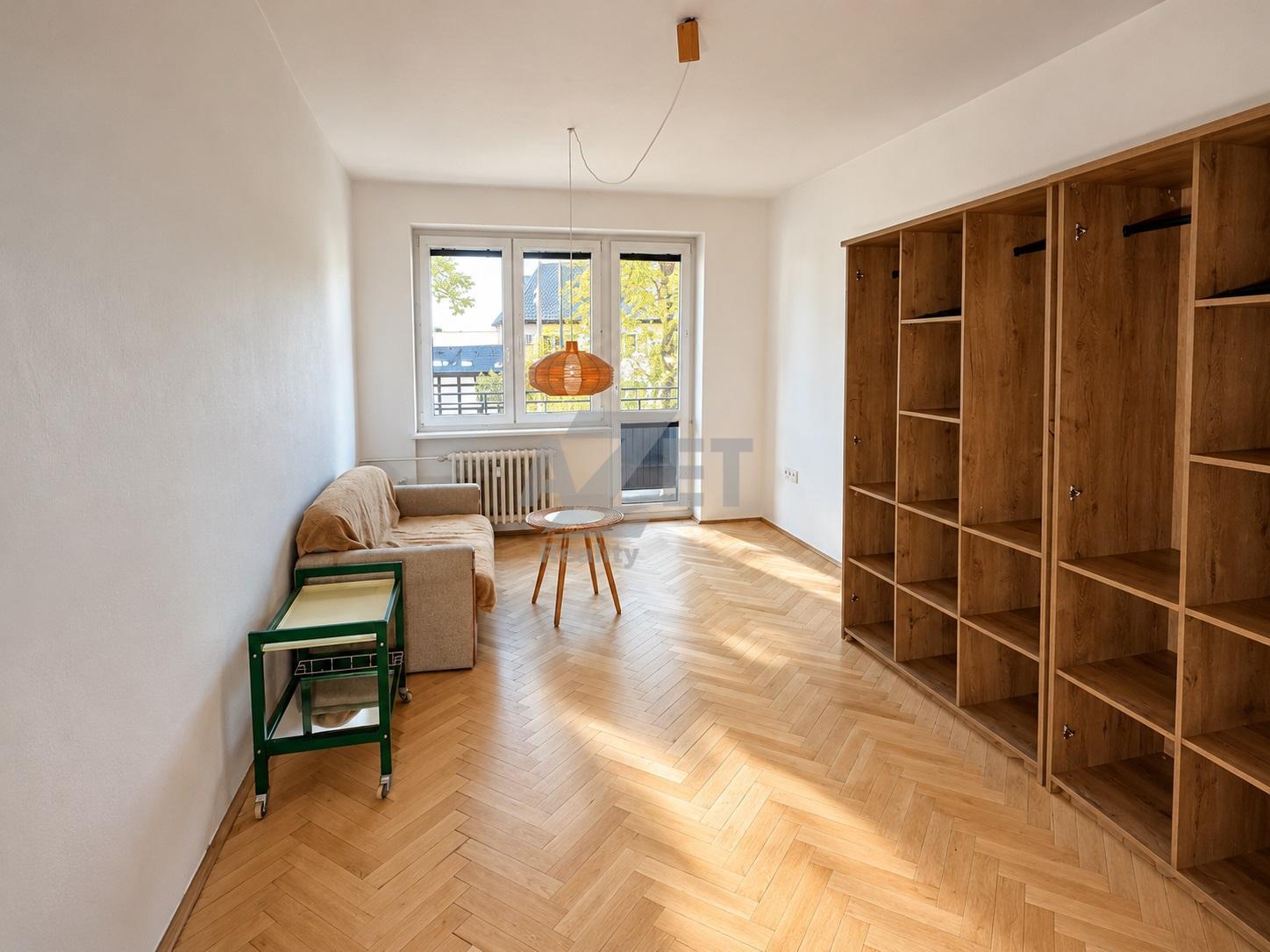 Minimalistický pokoj se slunečním světlem