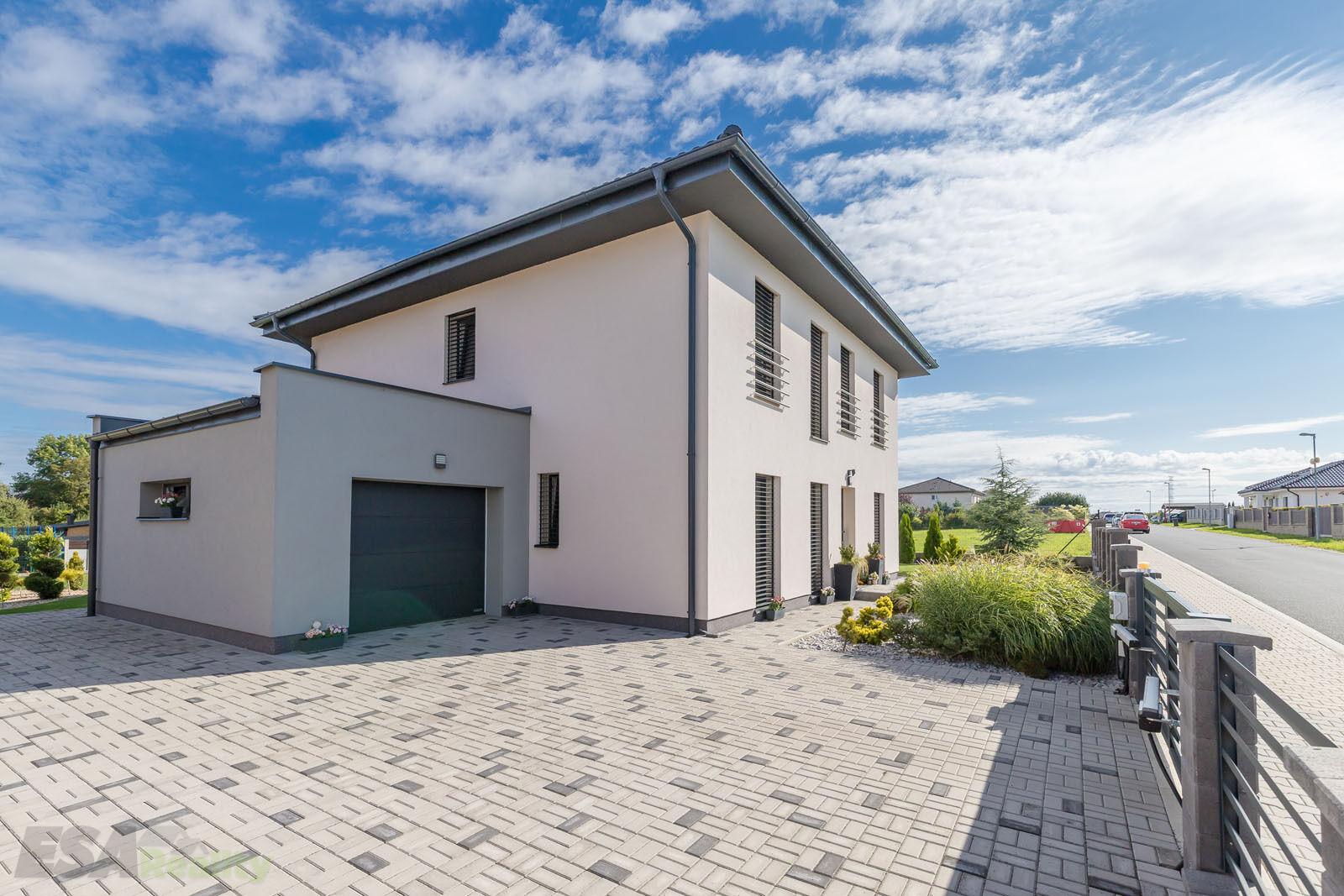 Nadstandardní rodinný dům 5+kk, 164,7 m², zimní zahrada 21 m², garáž 28 m², obec Chotětov