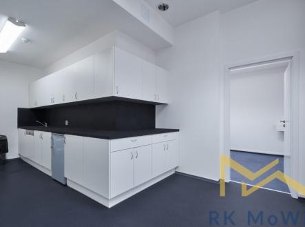 Pronájem kanceláře, 244 m²