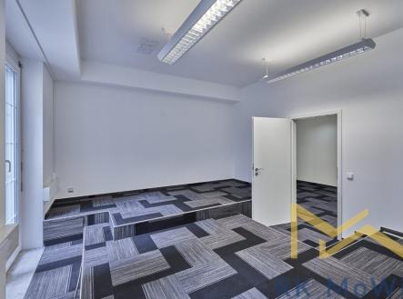 Pronájem kanceláře, 244 m²