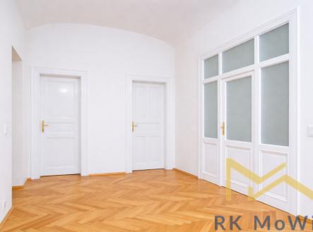 Pronájem kanceláře, 319 m²