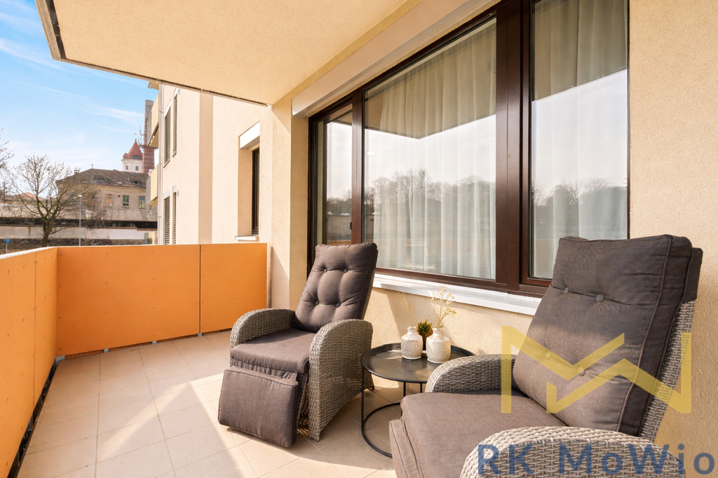 moderni-balkon-s-ratanovymi-kresly.png