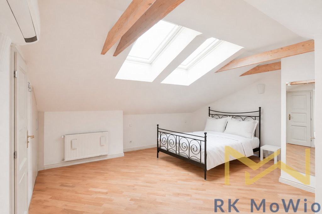 slunny-podkrovni-pokoj-s-posteli.png