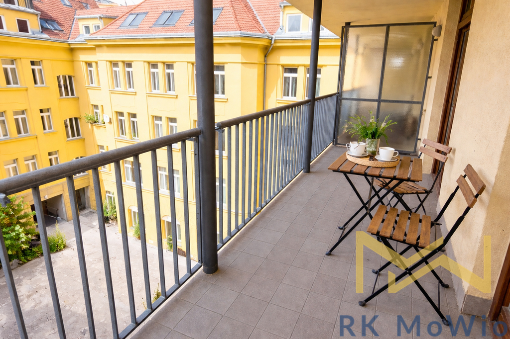 balkon-s-vyhledem-na-zluty-dvur.png