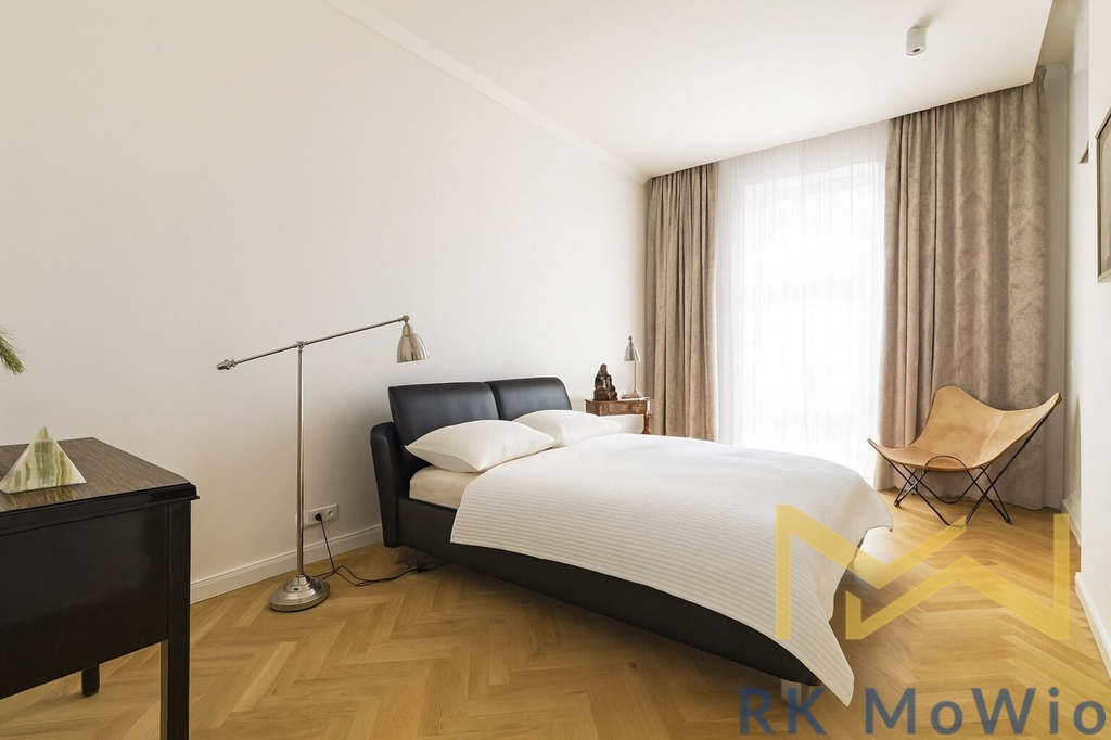 minimalist-bedroom-with-natural-light.jpg
