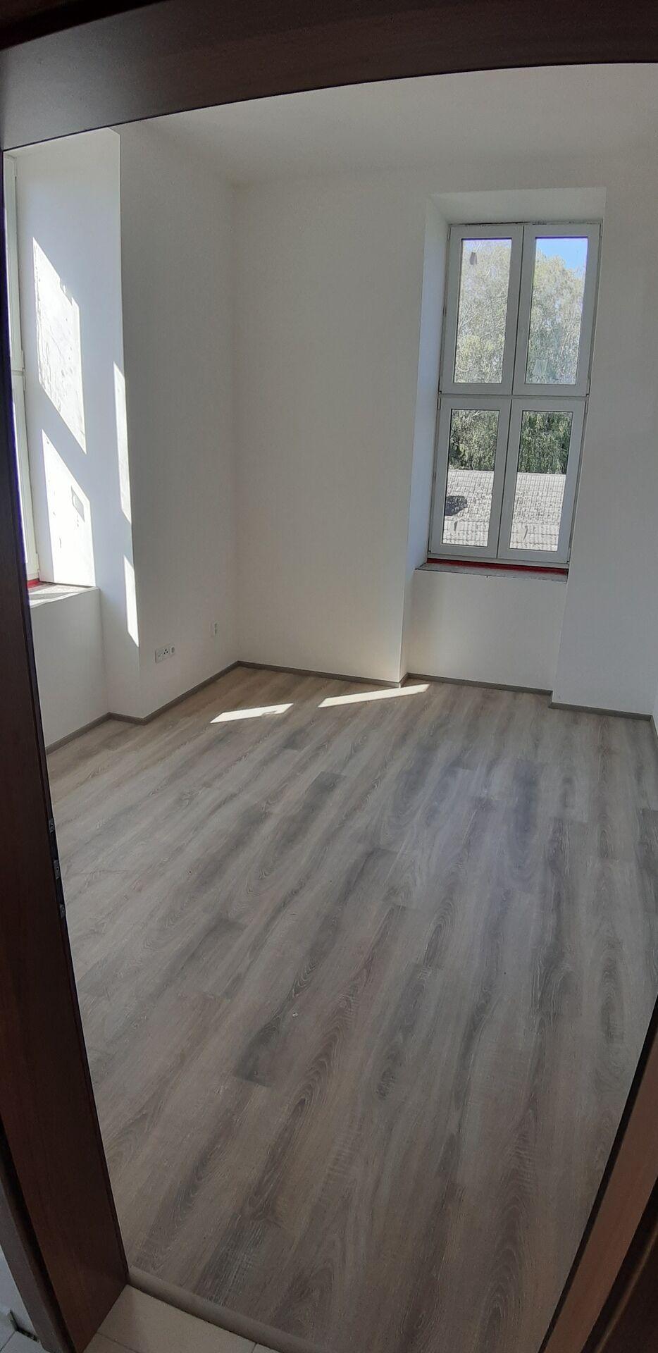 SOB10002 Nový byt 2+kk 45m2 se zahrádkou a parkováním v obci Soběchleby