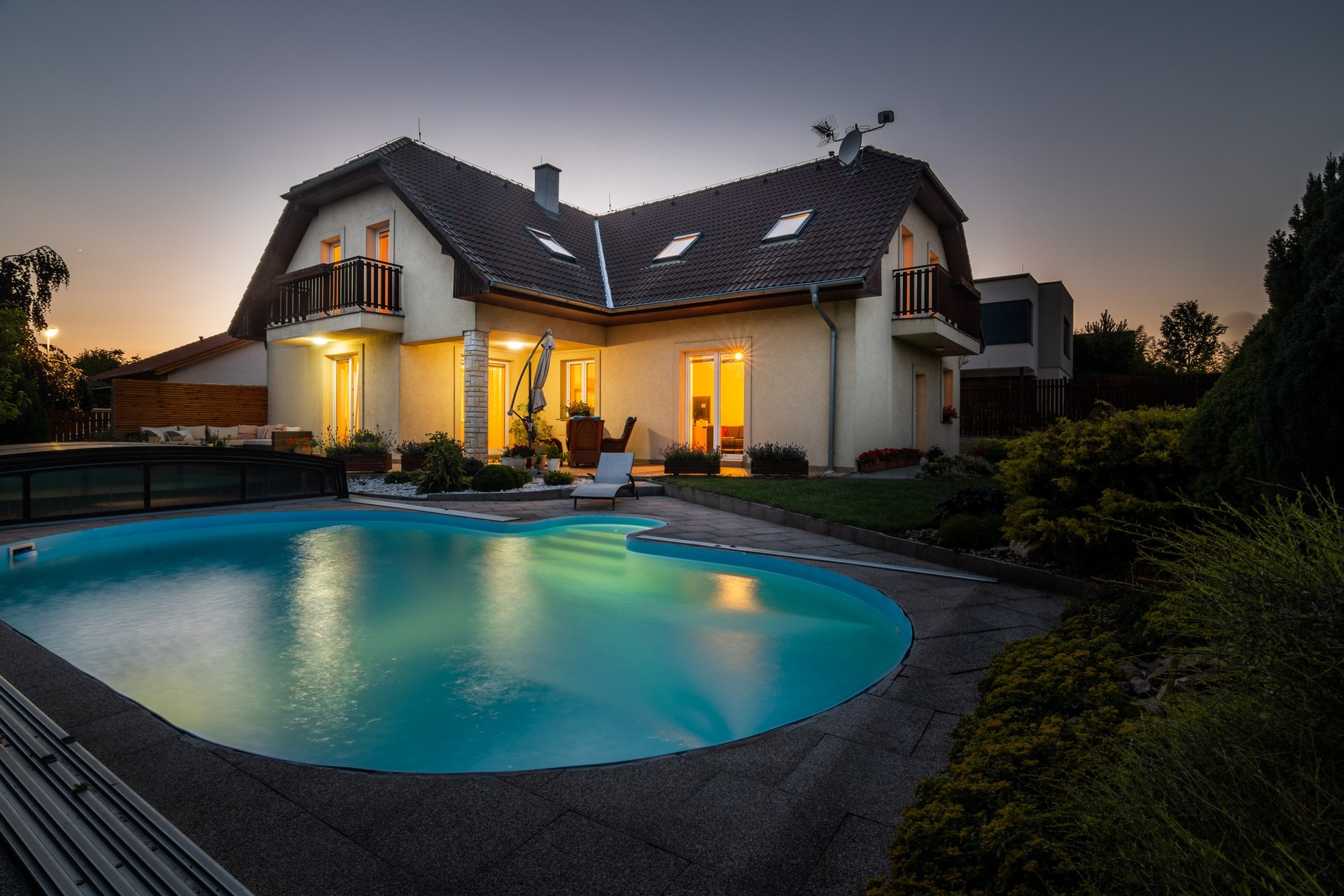 @renemuska @nemovito #prodej #dum #dvougeneracni #zahrada #bazen #terasa #garáž #Klecany