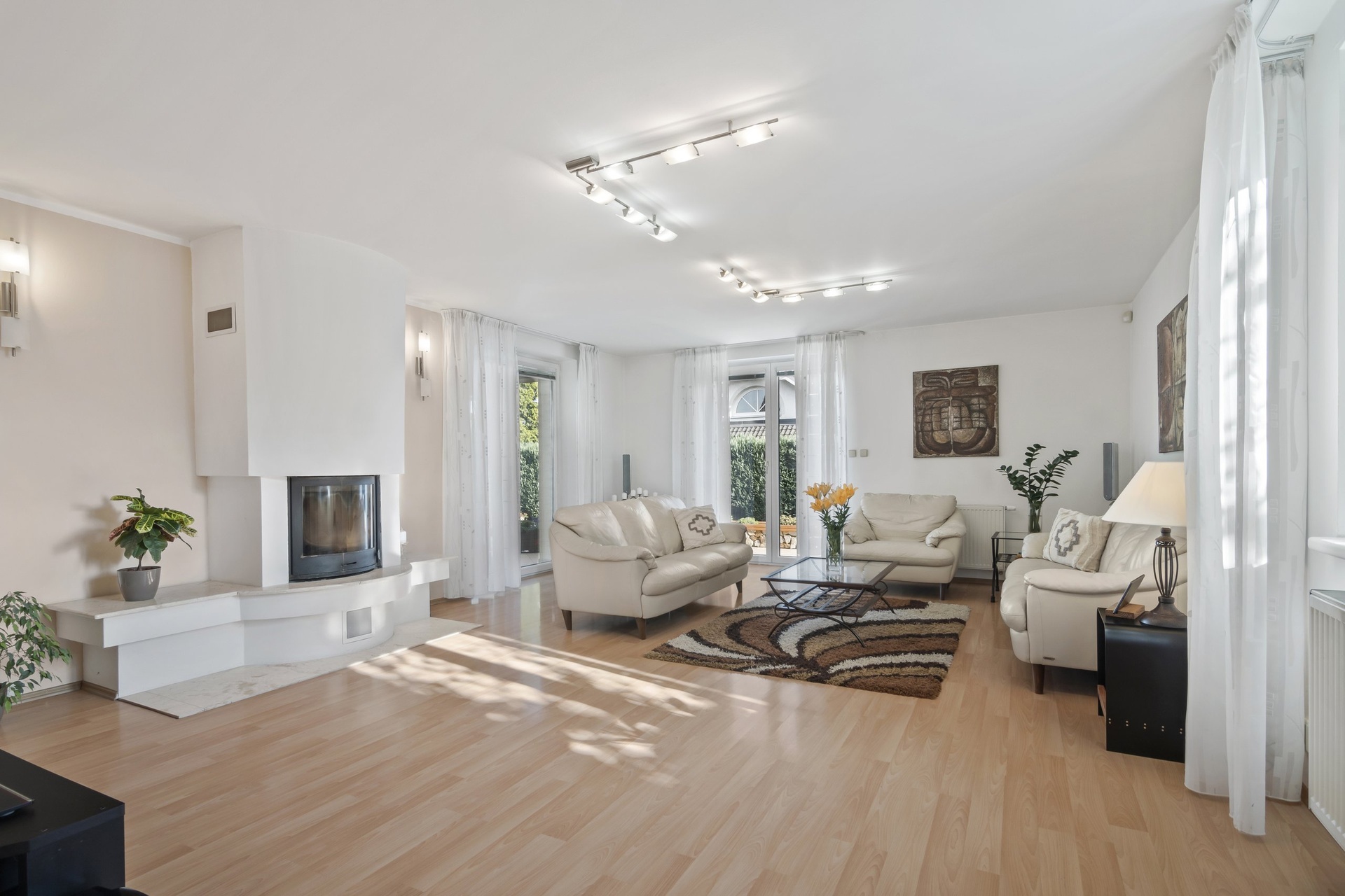 @renemuska @nemovito #prodej #dum #dvougeneracni #zahrada #bazen #terasa #garáž #Klecany