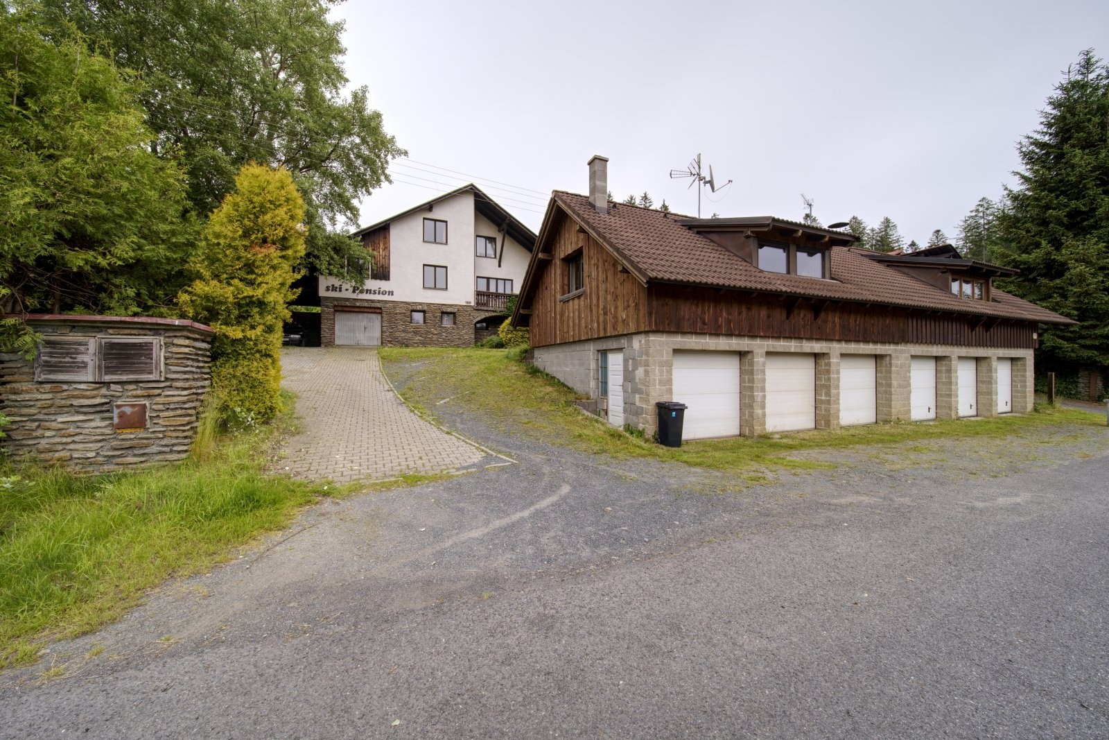 součástí je i trojgaráž na levéé straně