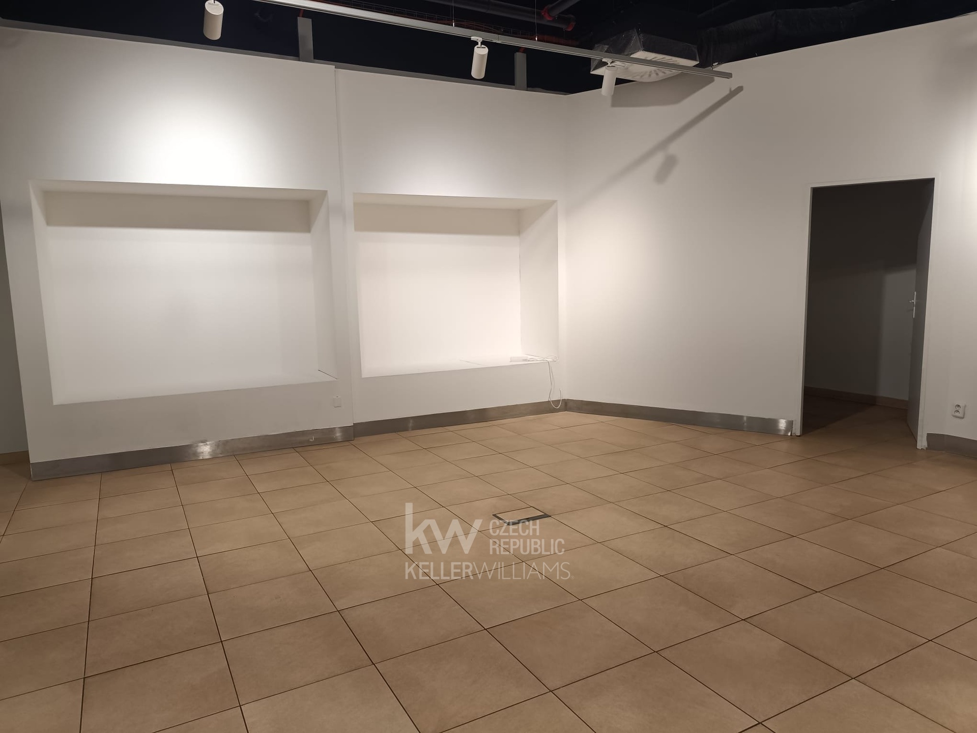 Pronájem obchodní prostor - 55 m² - Hradec Králové - Obchodní centrum