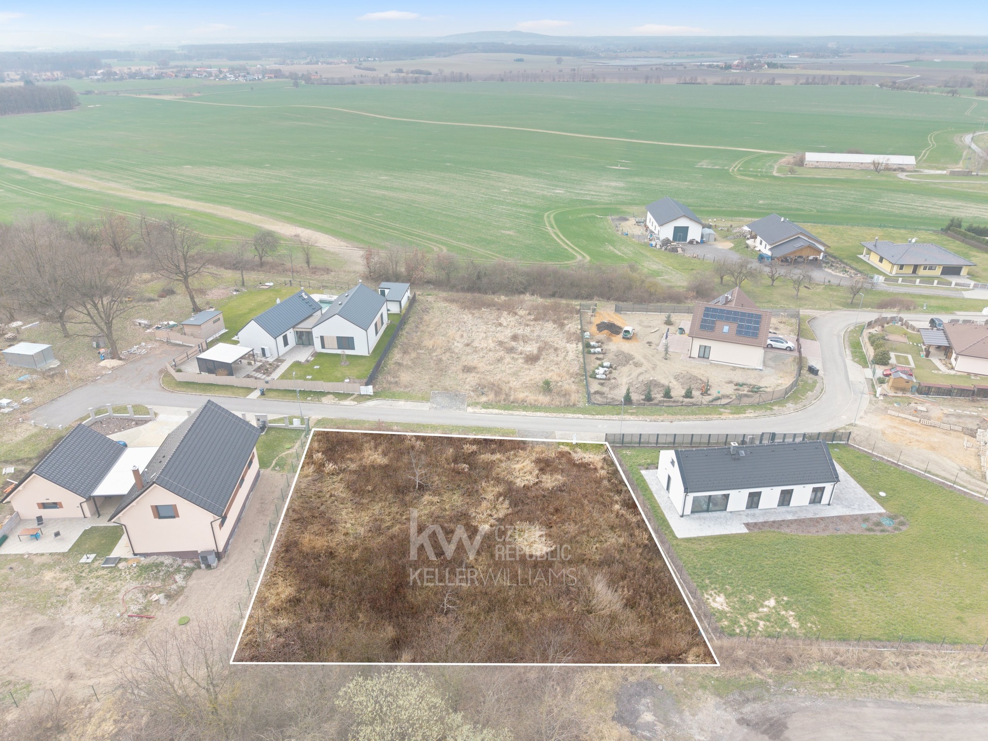 Pohled na pozemek směrem na západ - vyznačený