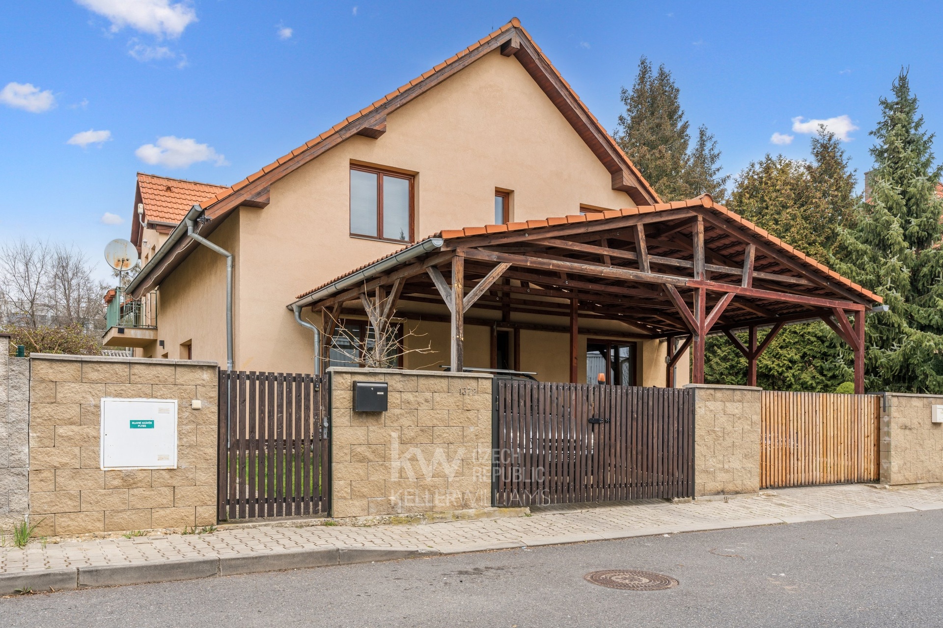 Pohled na dům zpředu 1