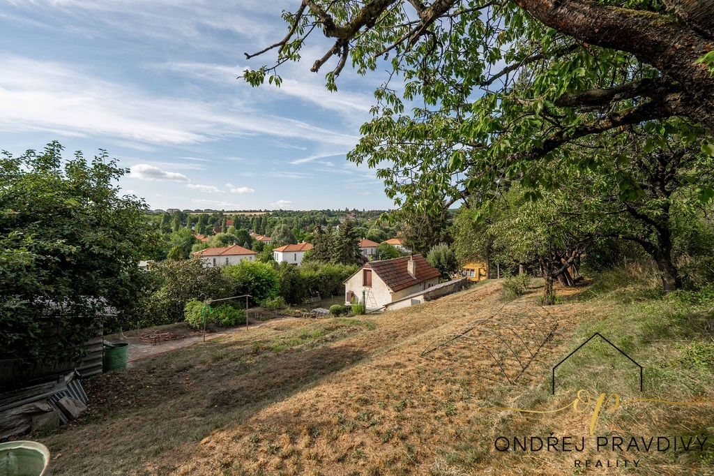Stavební pozemek 1 601 m2 Statenice
