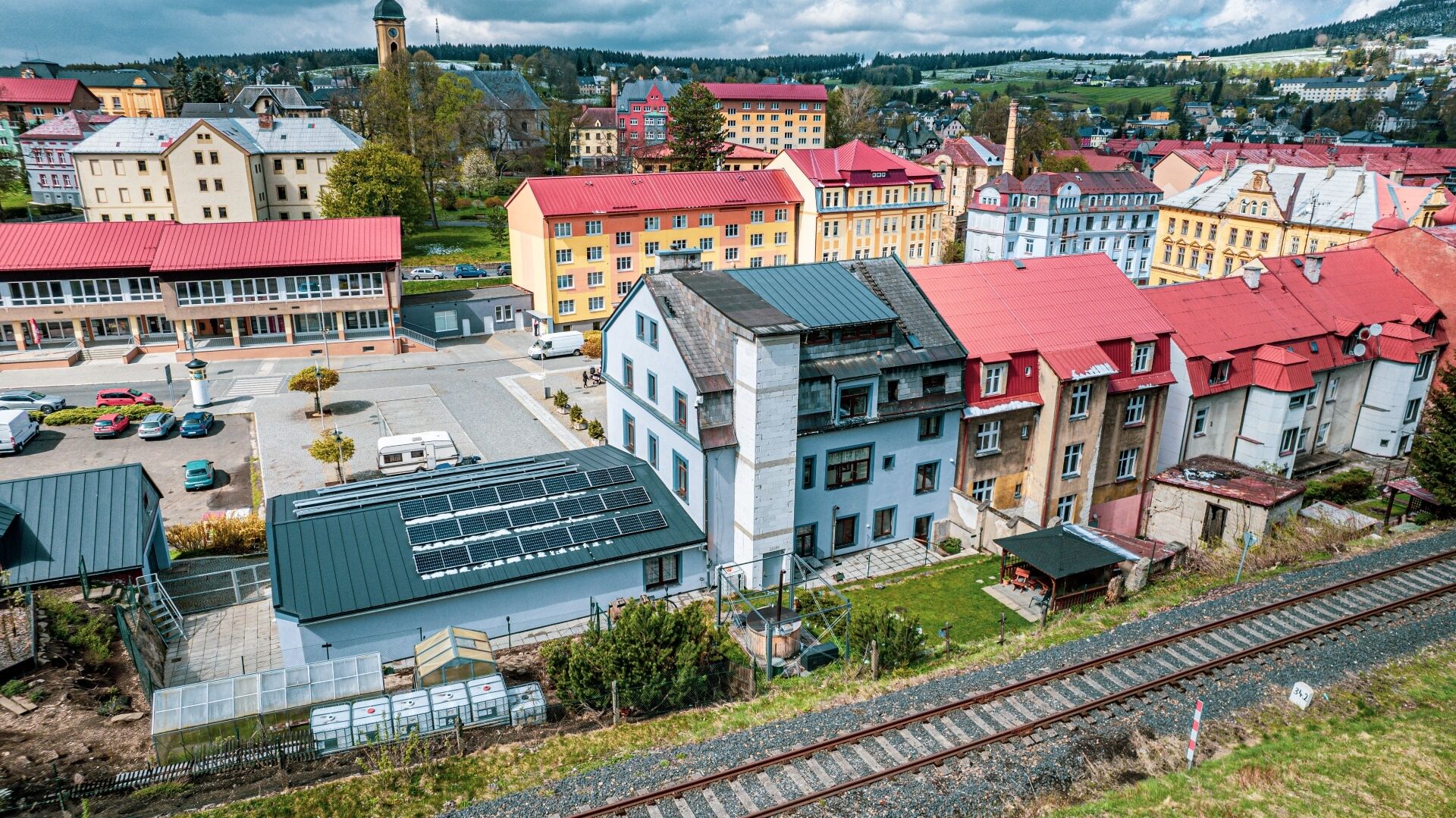 Prodej zrekonstruovaného prostorného RD s výtahem, 4 byty a fotovoltaikou na náměstí ve Vejprtech.