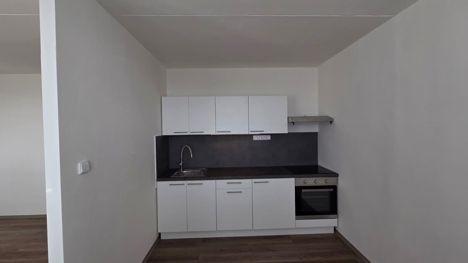 Pronájem nově zrekonstruovaného bytu 3+1+L v ulici Růžová v Mostě